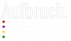 In weiß steht oben Aufbruch. Darunter neben einem roten Stern: aller Grenzen. Neben einem lila Stern: von sexistischen Verhältnissen. Neben einem gelben Stern: von Kapitalismus und Faschismus Neben einem grünen Stern: zur Klimagerechtigkeit.